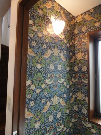 ウィリアム・モリスのクロスで上品なトイレに